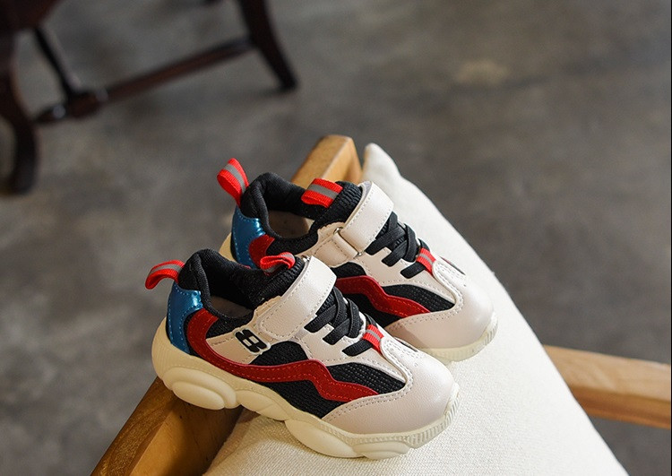 Gyermek sportcipő három színben foltokkal