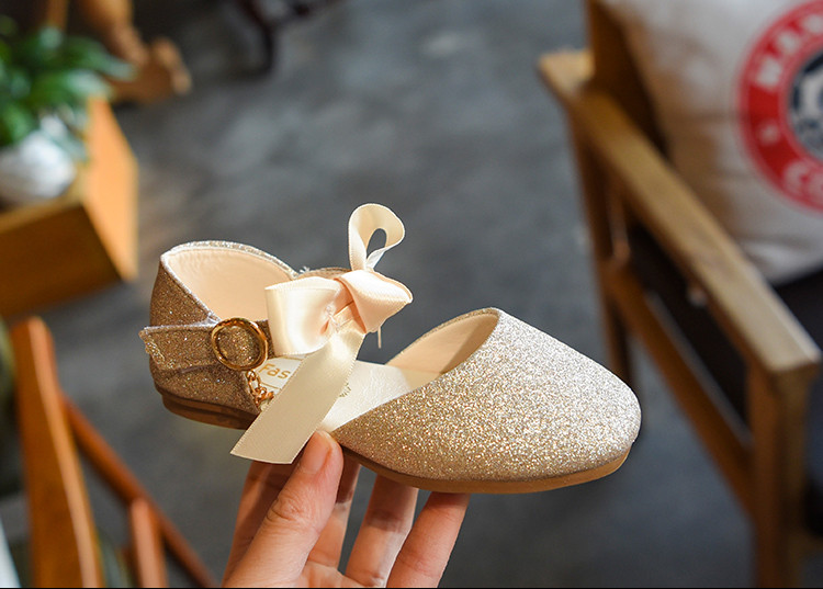 Stílusos, fényes gyerekszandál szalaggal