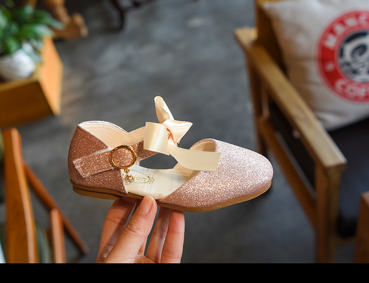 Stílusos, fényes gyerekszandál szalaggal