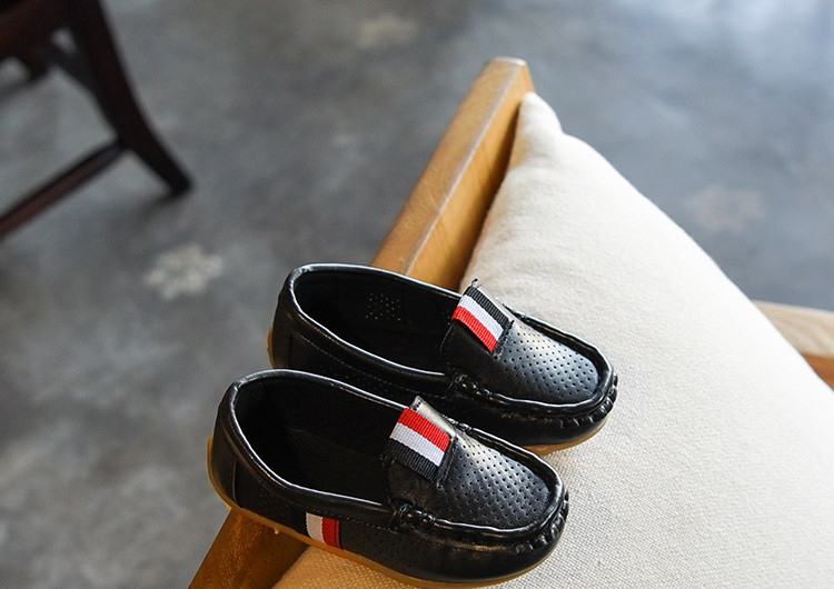 Κομψά παιδικά μοκασίνια για αγόρια σε τρία χρώματα