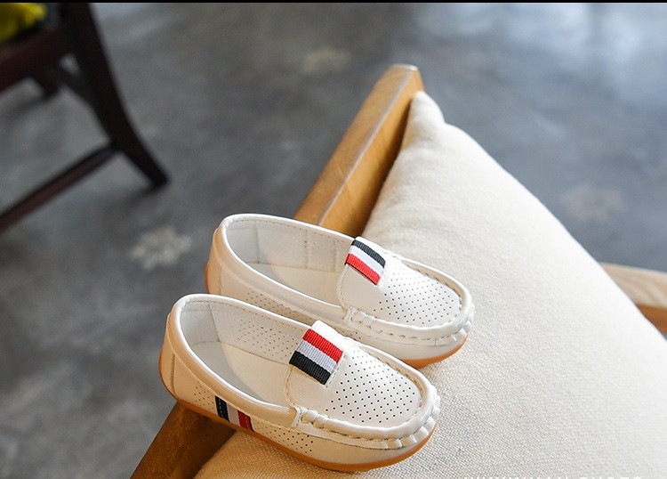 Κομψά παιδικά μοκασίνια για αγόρια σε τρία χρώματα