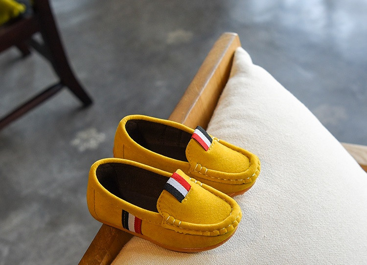 Κομψά παιδικά μοκασίνια για αγόρια σε τρία χρώματα