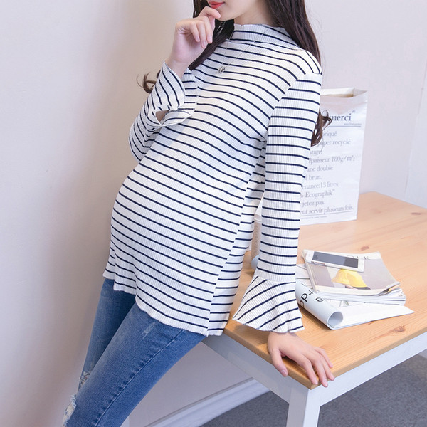 Csíkos blúz terhes nők számára lótusz ujjú