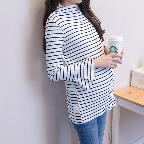 Csíkos blúz terhes nők számára lótusz ujjú