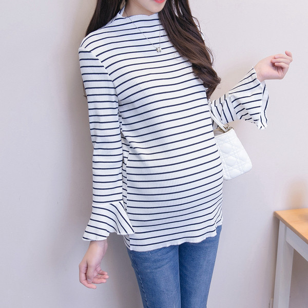 Csíkos blúz terhes nők számára lótusz ujjú