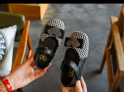 Stílusos gyerekszandál díszkövekkel, két színben