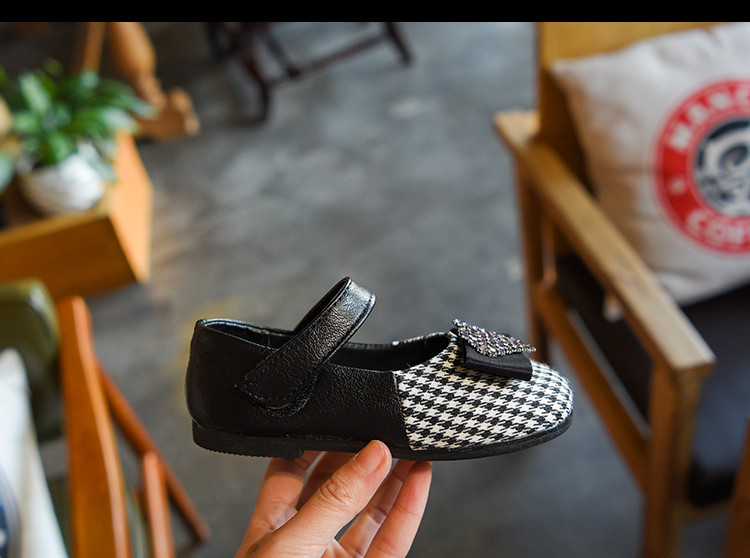 Stílusos gyerekszandál díszkövekkel, két színben