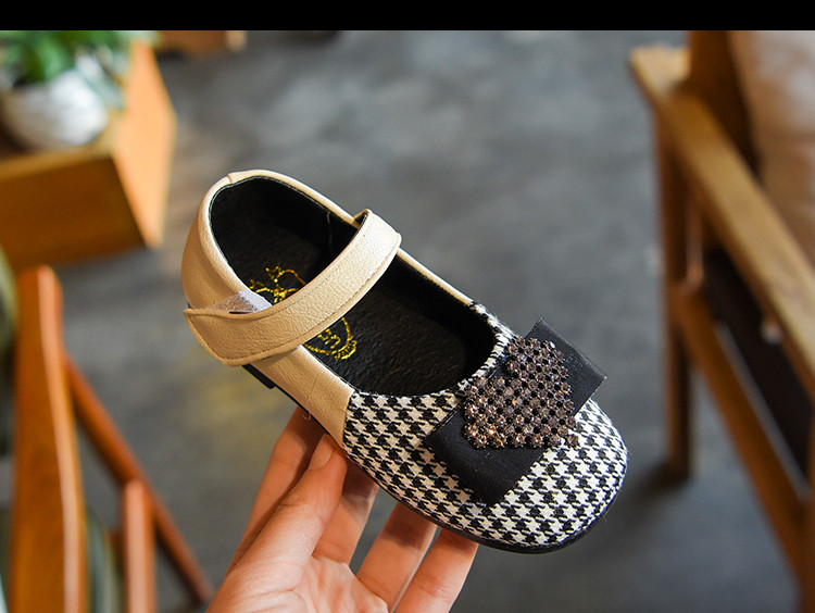 Stílusos gyerekszandál díszkövekkel, két színben