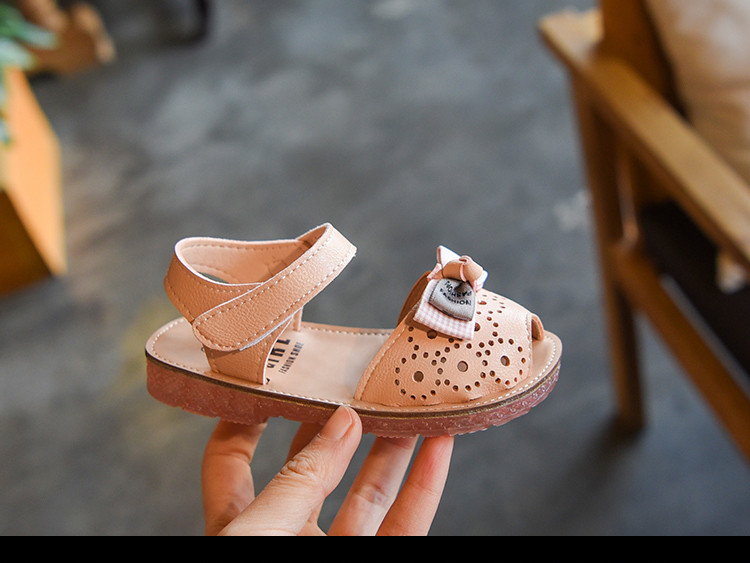 Modern gyerekszandál szalagokkal, két színben