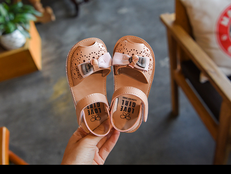 Modern gyerekszandál szalagokkal, két színben