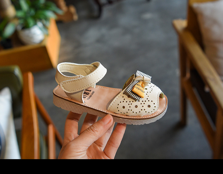 Modern gyerekszandál szalagokkal, két színben