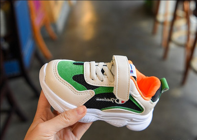 Alkalmi gyerekcipő három színben matricával