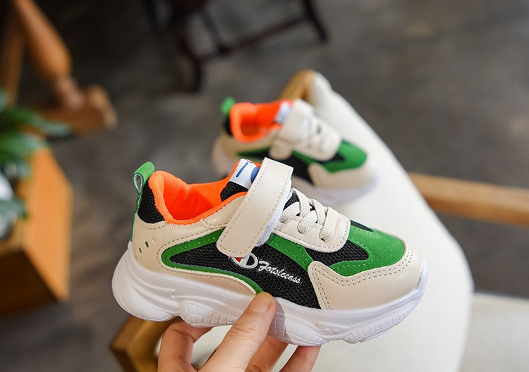 Alkalmi gyerekcipő három színben matricával