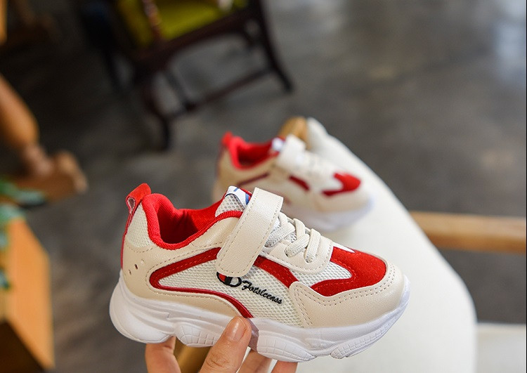 Alkalmi gyerekcipő három színben matricával