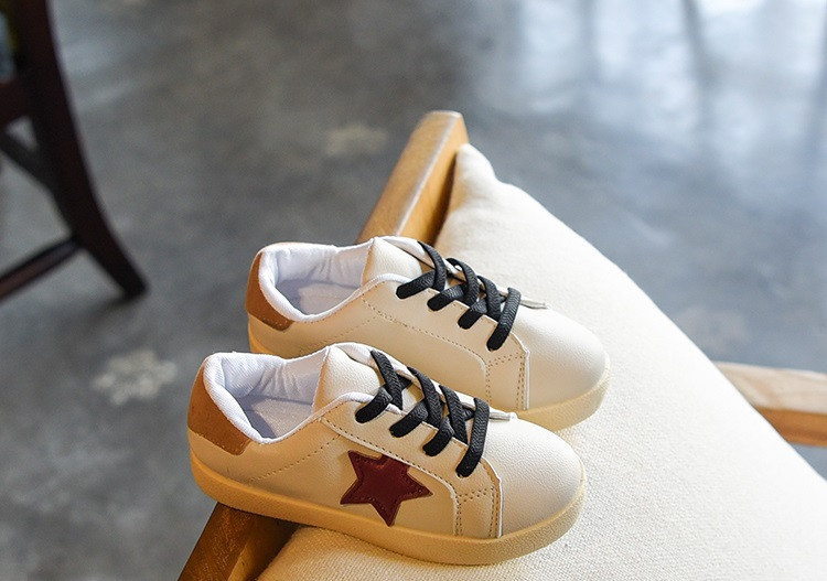 Μοντέρνα παιδικά αθλητικά παπούτσια σε λευκό χρώμα