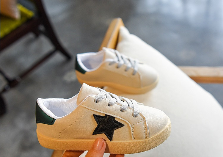 Μοντέρνα παιδικά αθλητικά παπούτσια σε λευκό χρώμα