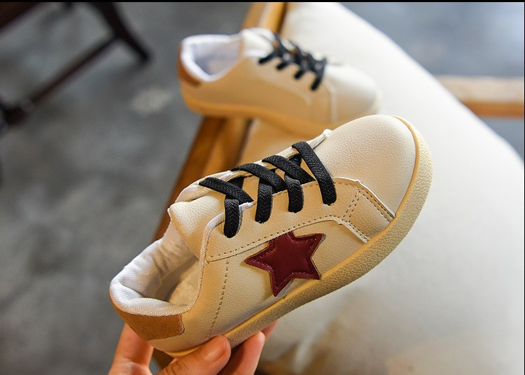 Μοντέρνα παιδικά αθλητικά παπούτσια σε λευκό χρώμα