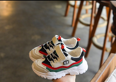 Gyerek hétköznapi tornacipő foltokkal és durva talppal