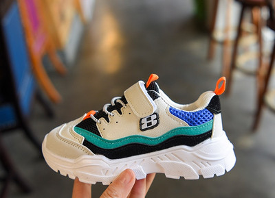 Gyerek hétköznapi tornacipő foltokkal és durva talppal