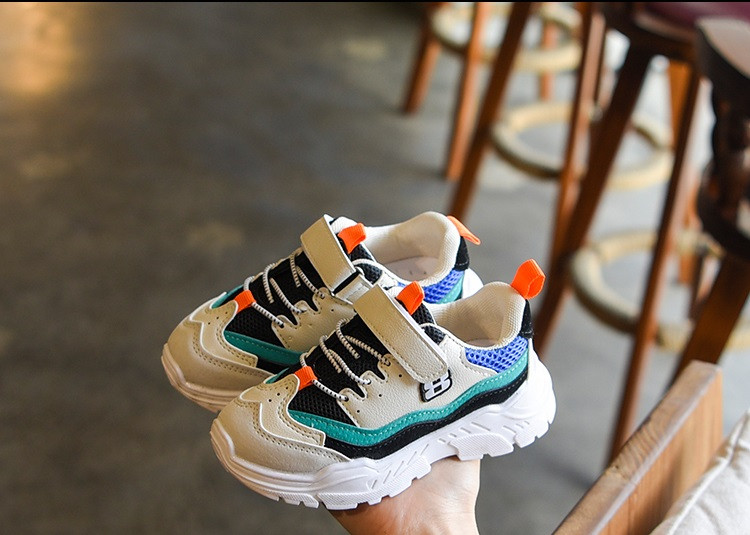 Gyerek hétköznapi tornacipő foltokkal és durva talppal