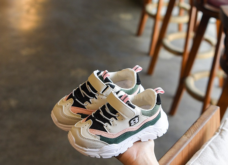 Gyerek hétköznapi tornacipő foltokkal és durva talppal