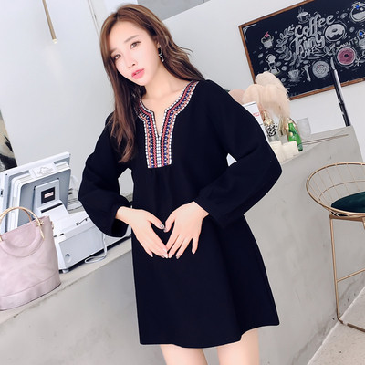 Stílusos tunika terhes nők számára színes fekete és rózsaszín hímzéssel