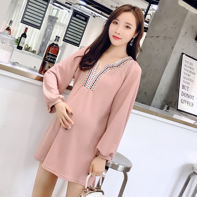 Stílusos tunika terhes nők számára színes fekete és rózsaszín hímzéssel