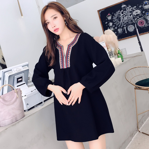 Stílusos tunika terhes nők számára színes fekete és rózsaszín hímzéssel