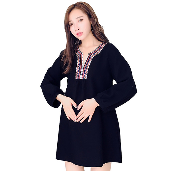 Stílusos tunika terhes nők számára színes fekete és rózsaszín hímzéssel