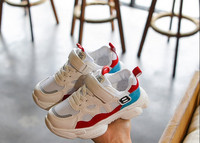 Modern, légáteresztő gyerekcipő matricákkal