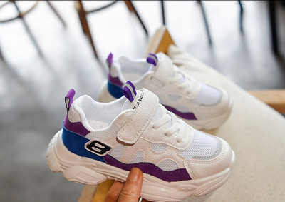 Modern, légáteresztő gyerekcipő matricákkal