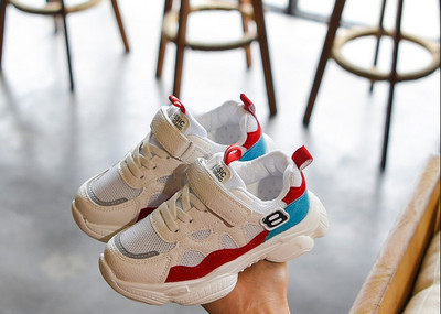 Modern, légáteresztő gyerekcipő matricákkal