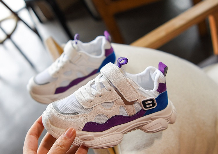 Modern, légáteresztő gyerekcipő matricákkal