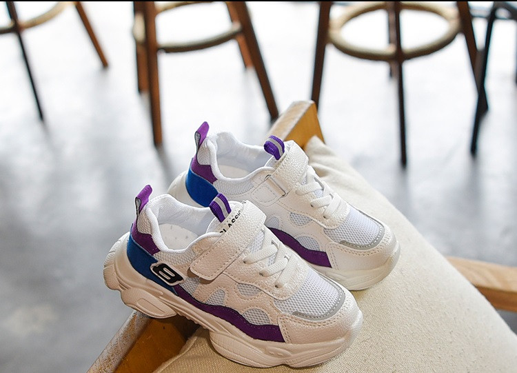 Modern, légáteresztő gyerekcipő matricákkal