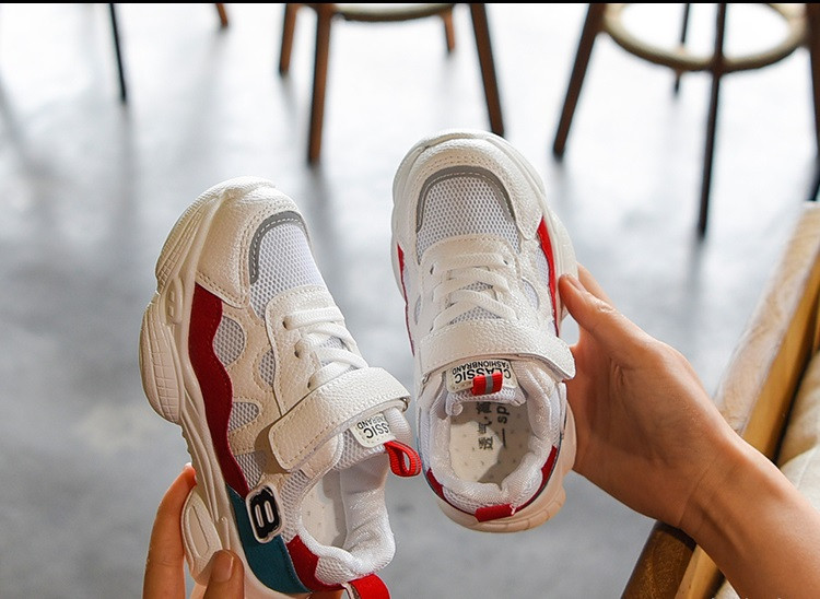 Modern, légáteresztő gyerekcipő matricákkal