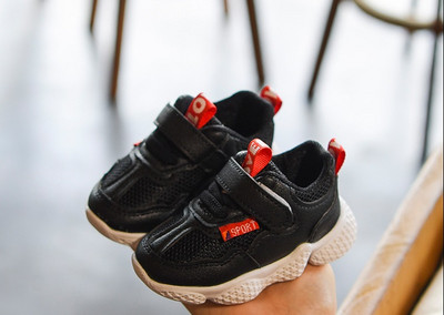 Hétköznapi gyerek tornacipő három színben matricával