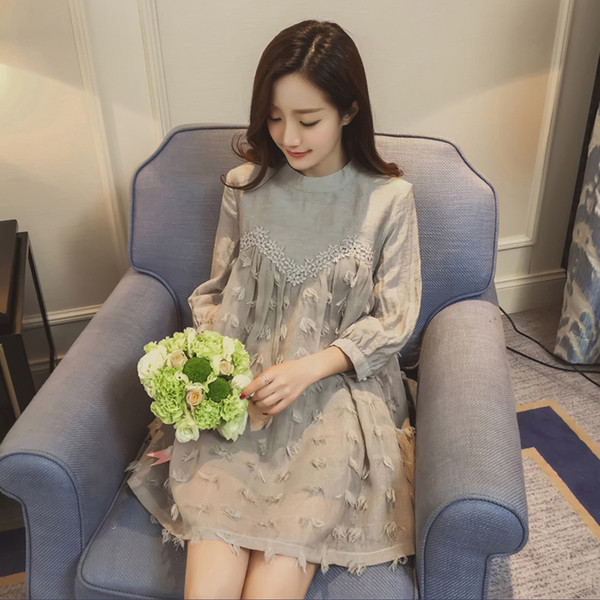 Modern ruha terhes nők számára szürke és fehér színben