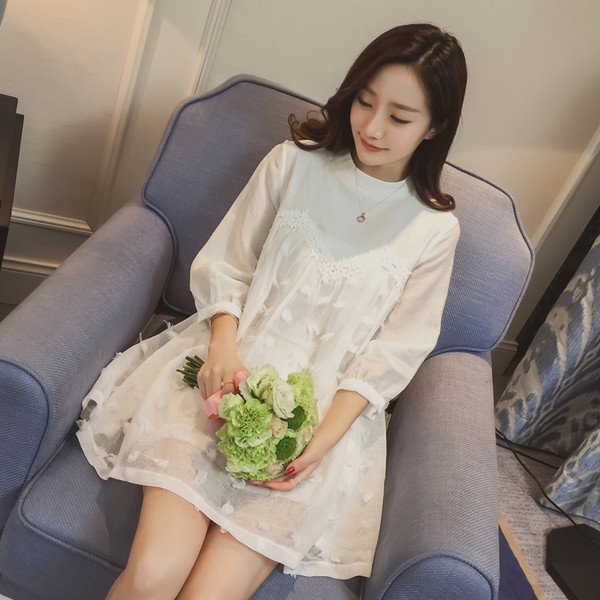 Modern ruha terhes nők számára szürke és fehér színben