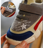 Modern gyerek tornacipő matricákkal és feliratokkal