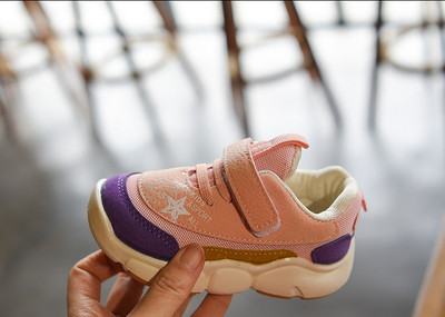 Modern gyerek tornacipő matricákkal és feliratokkal