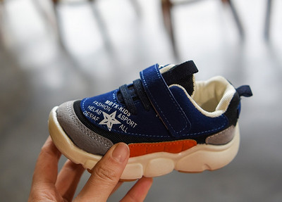 Modern gyerek tornacipő matricákkal és feliratokkal