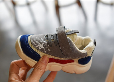 Modern gyerek tornacipő matricákkal és feliratokkal