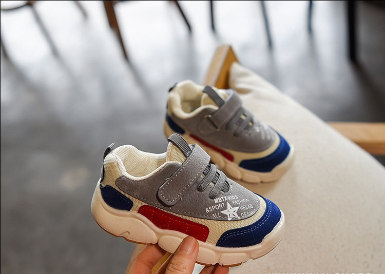 Modern gyerek tornacipő matricákkal és feliratokkal