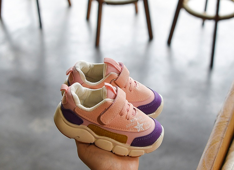 Modern gyerek tornacipő matricákkal és feliratokkal