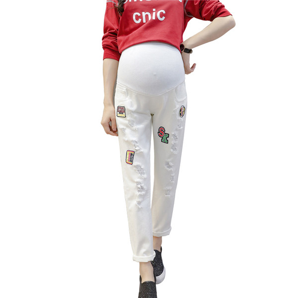 Modern farmer kismamáknak szakadt motívumokkal, fehér színben