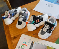 Alkalmi gyerek tornacipő két színben matricával