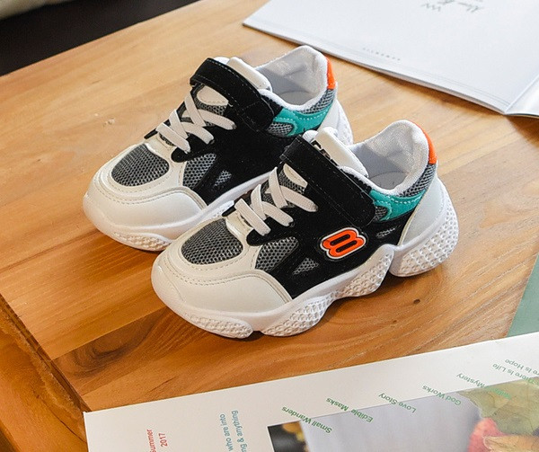 Alkalmi gyerek tornacipő két színben matricával