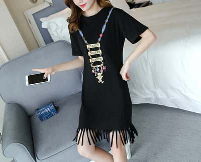 Modern ruha terhes nőknek fehér és fekete rátéttel és rojtokkal