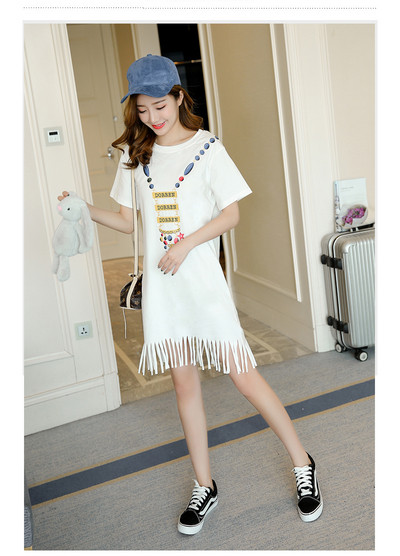 Modern ruha terhes nőknek fehér és fekete rátéttel és rojtokkal