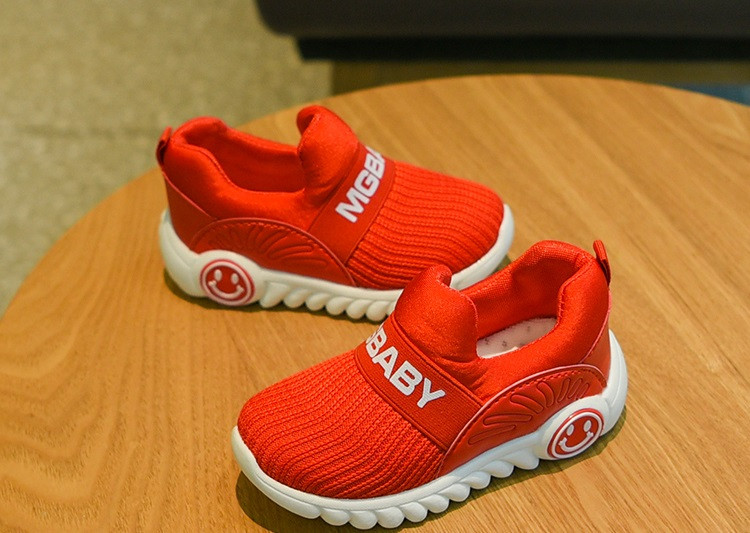 Napi gyerek tornacipő fiúknak fekete és piros színben